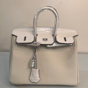 25 cm genuine Togo leather with an embossed crocodile print.